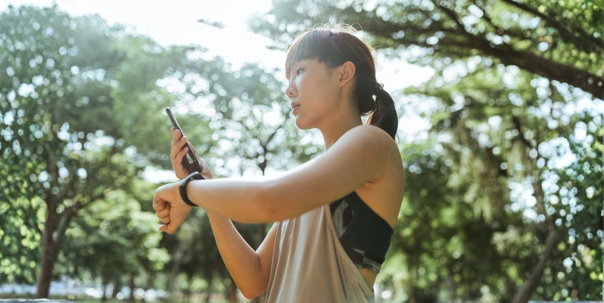 Illustrasjon av person med wearable og helsetracking