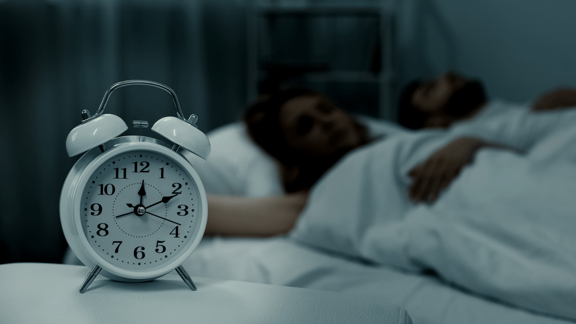 Kvinne og mann som sover med avslappede ansiktsuttrykk som viser dyp søvn og ro.