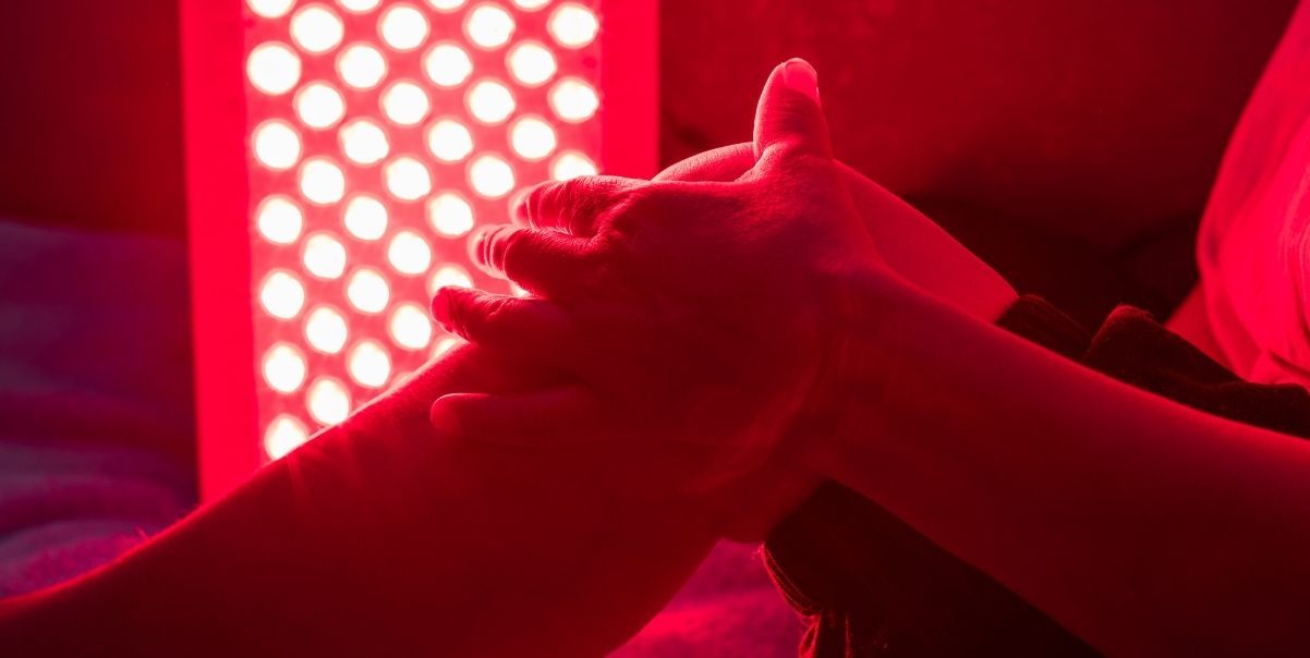 Photo of red light therapy being used on the knee.
