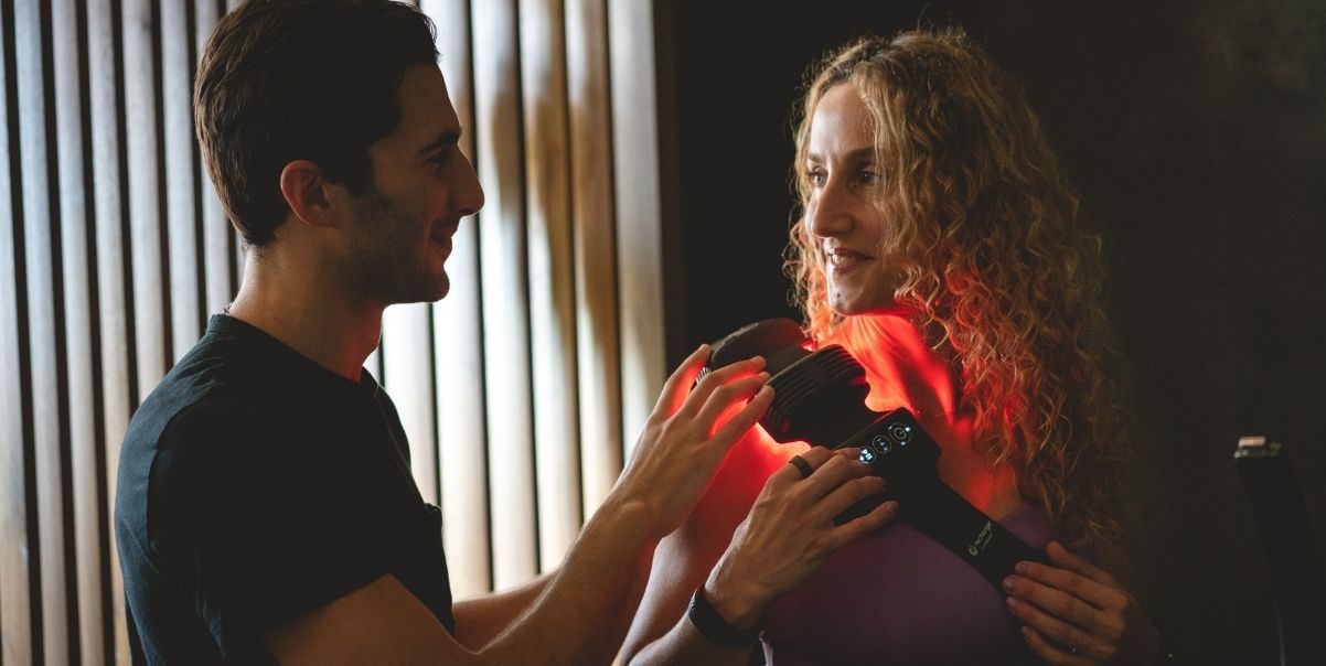 Bilde av person som bruker FlexBeam som biohacking-verktøy