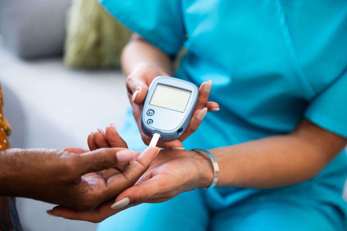 a nurse measures a patient's blood glucose levels