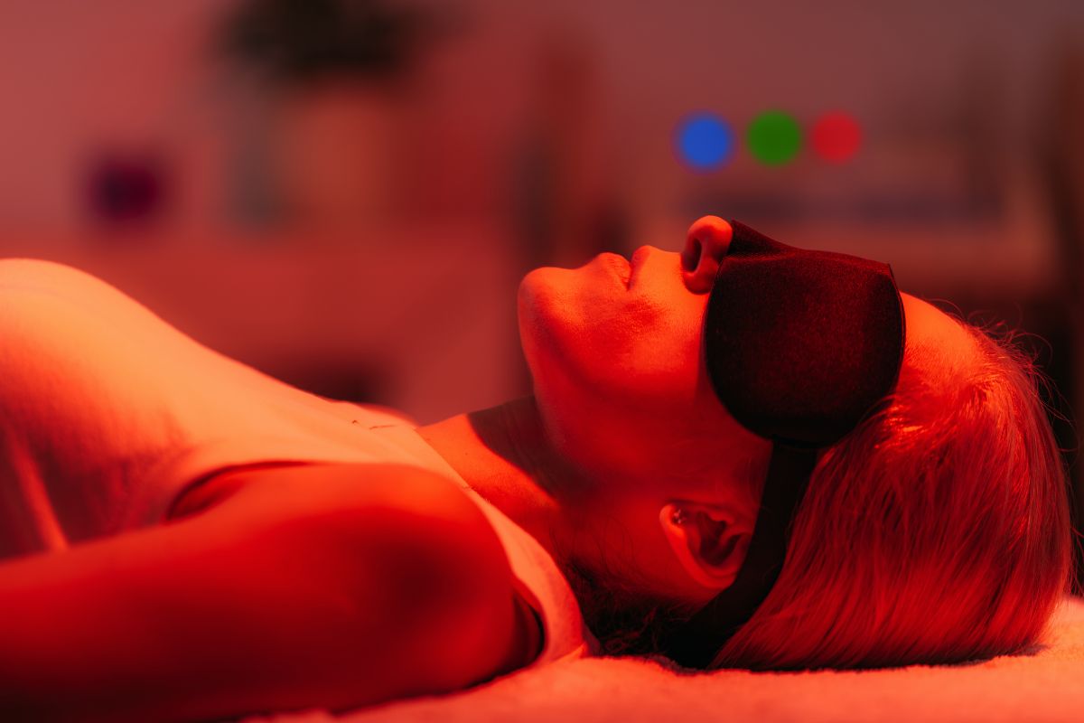 a woman uses red light therapy